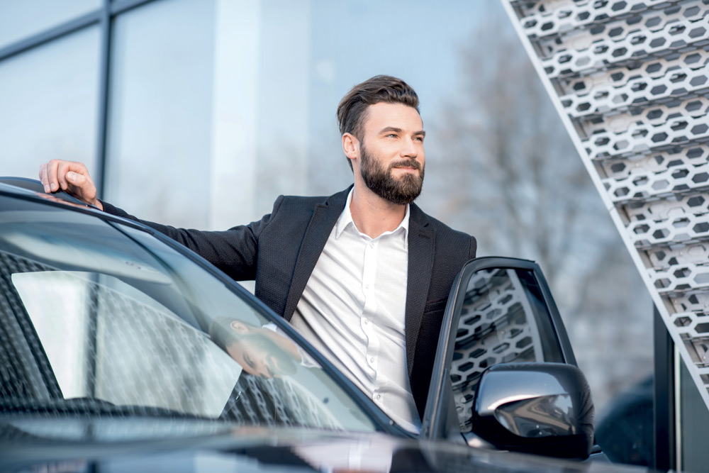 Un chauffeur s'apprête à monter à bord de son taxi