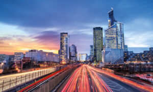 Vue sur Paris La Défense le soir au milieu du trafic