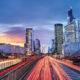 Vue sur Paris La Défense le soir au milieu du trafic