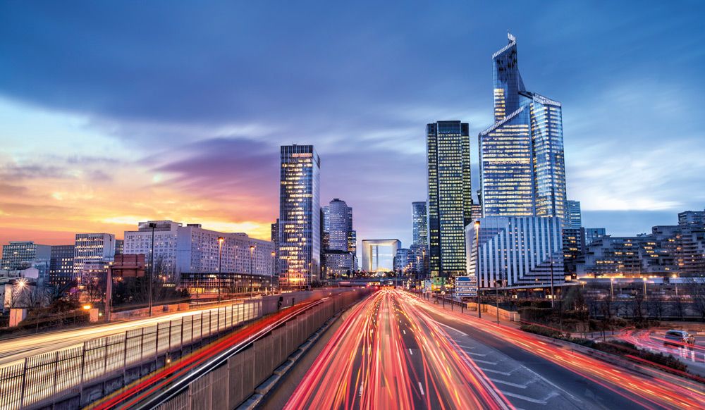 Vue sur Paris La Défense le soir au milieu du trafic