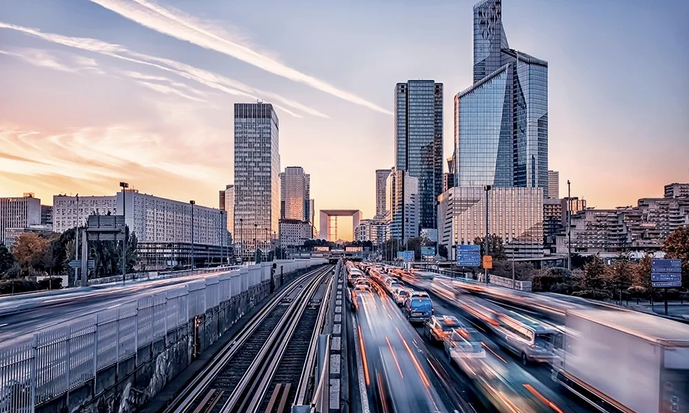 Périphérique parisien à La Défense au crépuscule