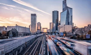 Périphérique parisien à La Défense au crépuscule
