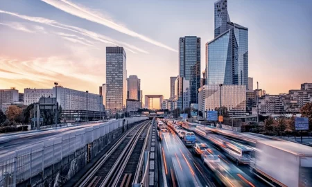 Périphérique parisien à La Défense au crépuscule