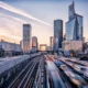 Périphérique parisien à La Défense au crépuscule