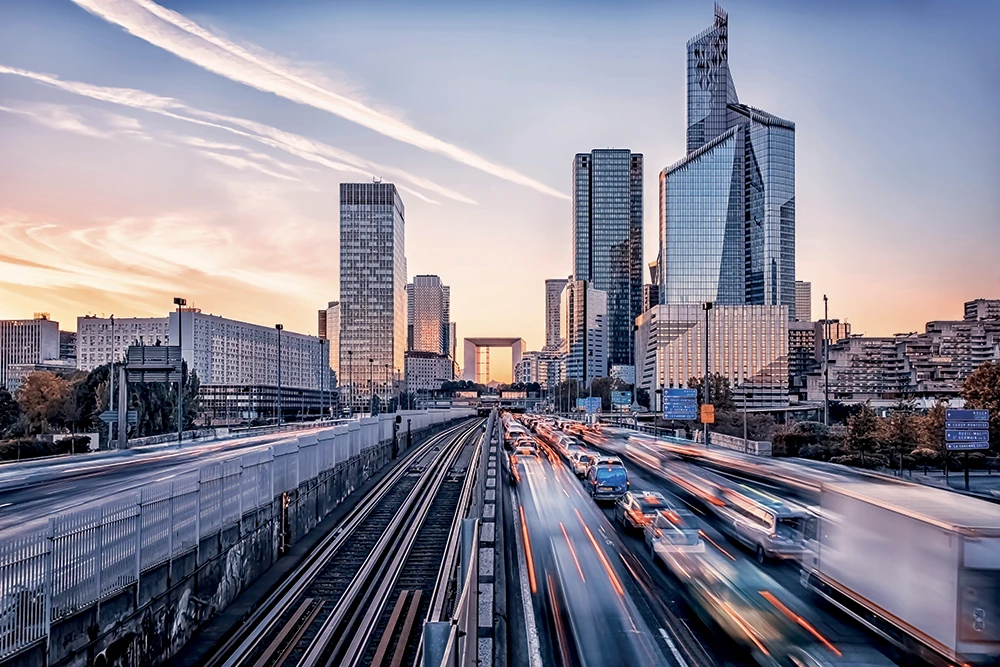 Périphérique parisien à La Défense au crépuscule