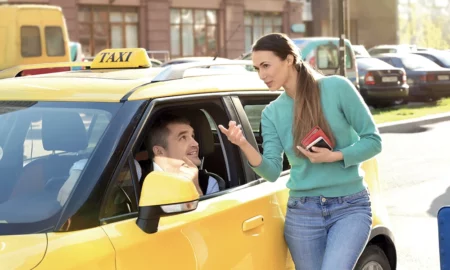Femme discutant avec un chauffeur de taxi