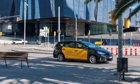 Vehicule taxi en circulation en quête de nouveaux clients à transporter