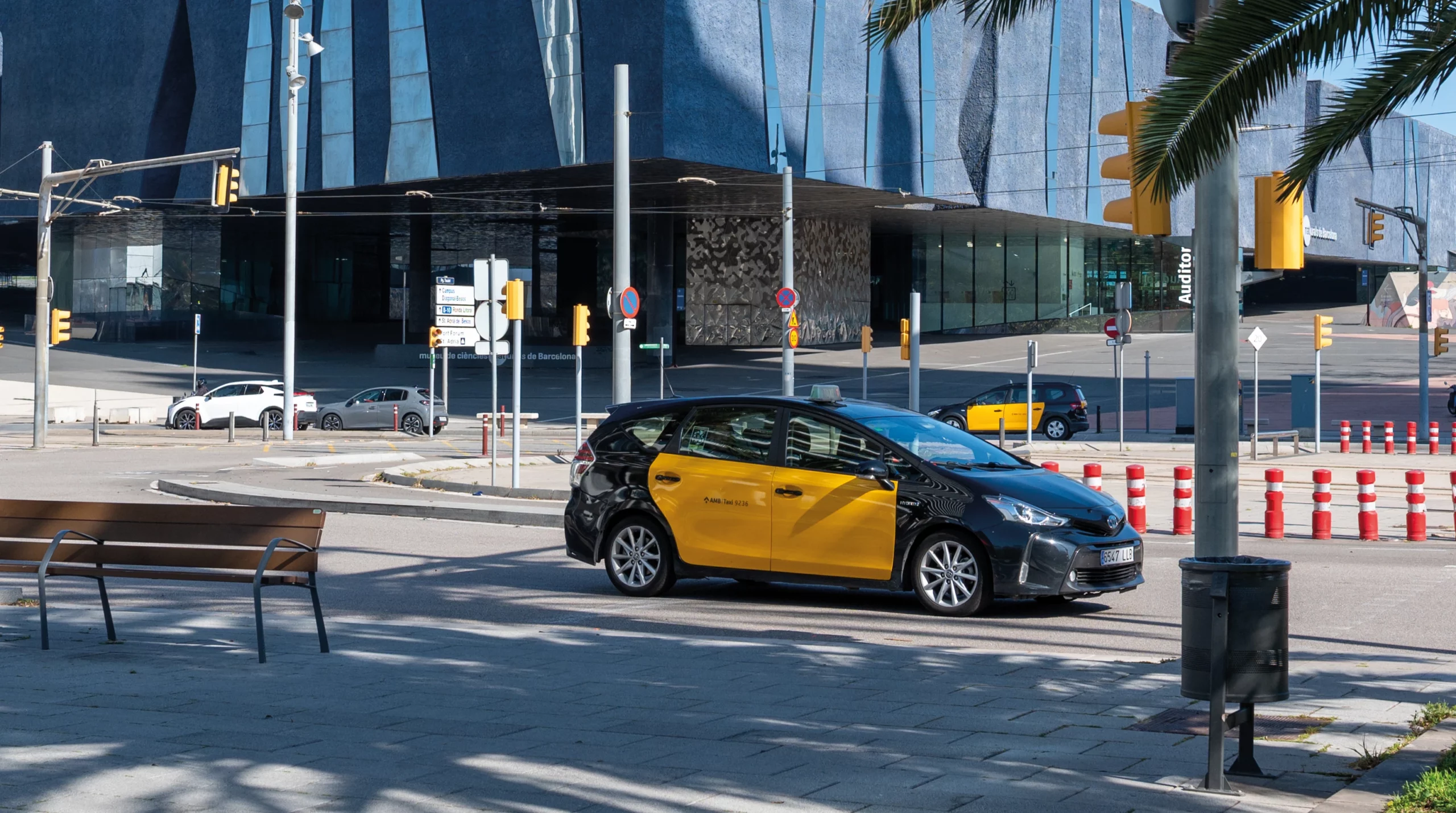 Vehicule taxi en circulation en quête de nouveaux clients à transporter