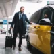 Un passager prêt à embarquer dans un taxi à une station