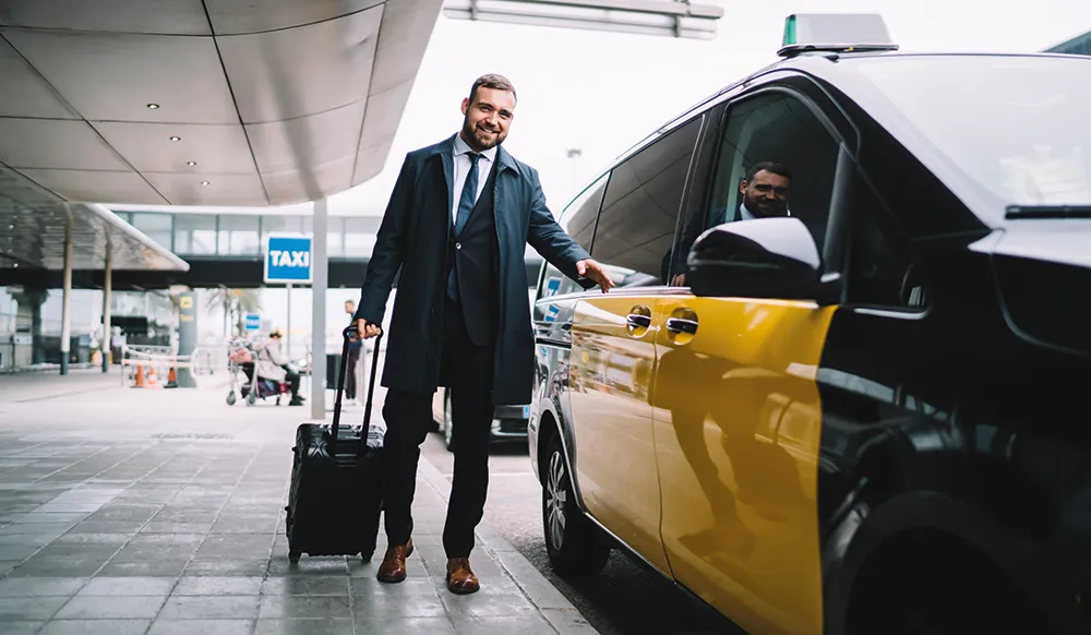 Un passager prêt à embarquer dans un taxi à une station