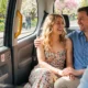 Couple heureux à l'arrière d'un taxi