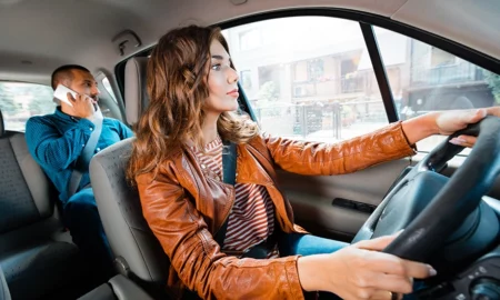 Chauffeur de taxi et son passager