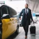 un client rejoint son taxi à la sortie de l'aéroport